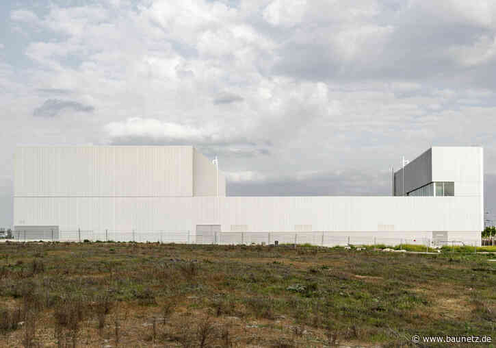 Mit doppelter Metallfassade
 - Firmensitz von FRPO bei Madrid