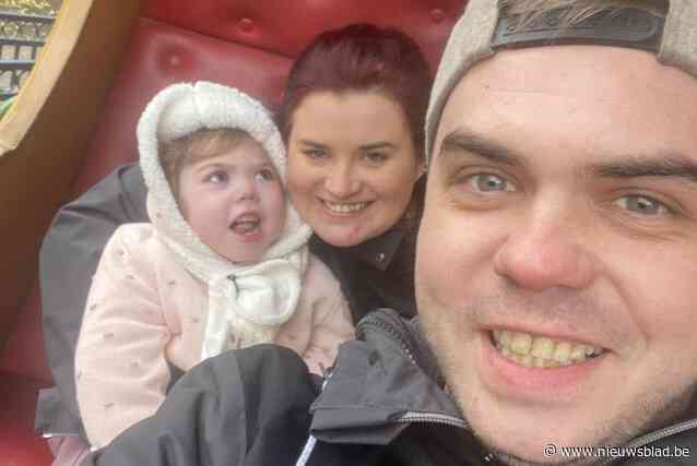 Ashley (27) en Kimsy (26) nemen afscheid van dochter Naëma, net voor haar tweede verjaardag: “Heel dankbaar dat we het mooiste afscheid konden nemen”