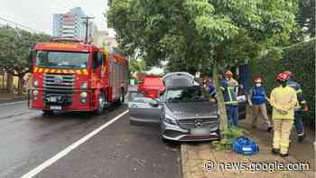 Motorista passa mal e bate carro em árvore em Cascavel - catve.com