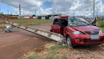 Adolescente pega carro de cliente e derruba quatro postes em ... - catve.com
