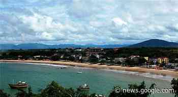 Mãe e filhos são resgatados após pedalinho virar em praia de ... - R7