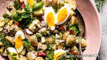 Deftiger Sieben-Tassen-Kartoffel-Salat mit Schinken, Äpfeln und Ei erspart lästiges Abwiegen