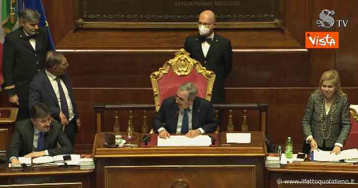 Gasparri a un senatore in Aula: “Lei corra che è grasso, così dimagrisce”. Brusii tra i banchi, il vicepresidente del Senato risponde così – Video