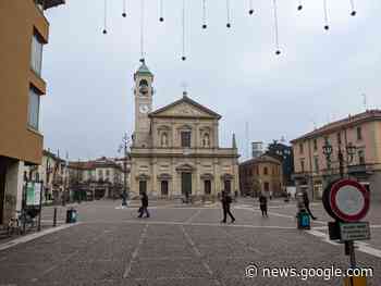 Saronno, via l'albero da piazza Libertà ma restano le luminarie - ilSaronno