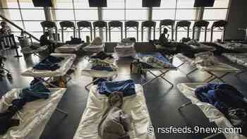 Denver cierra un refugio de emergencia a medida que se disminuye el número de migrantes que llegan a la ciudad