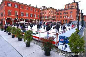 Cosplayer pronti a pattinare sul ghiaccio in Piazza Roma a Modena - Radio Pico