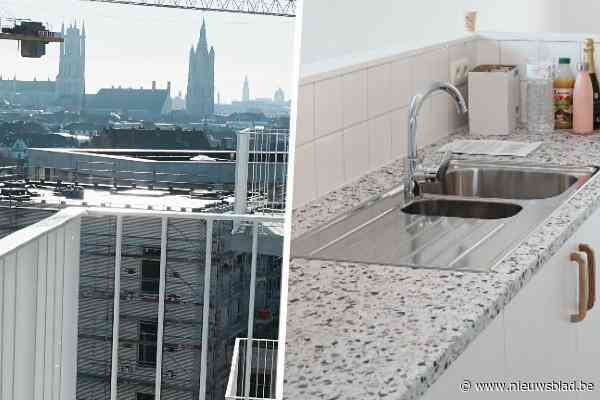 Binnenkijken. Terras met zicht op torens van Gent en open keuken. Deze nieuwe sociale woning huur je voor zo’n 340 euro per maand