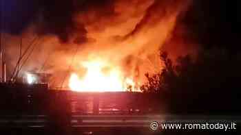 Incendio a Ostia, distrutta una carrozzeria