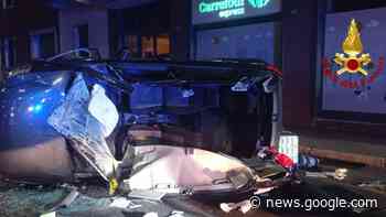 Auto si ribalta in viale Roma a Novara, quarantenne grave all ... - La Stampa