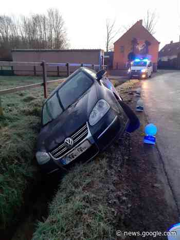 Auto slipt in gracht in de Gaverbosdreef in Zwalm - NUUS