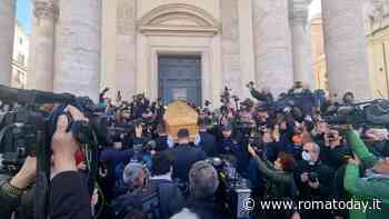 Funerali Gina Lollobrigida: in centinaia per l'ultimo saluto. L'omaggio dei bersaglieri