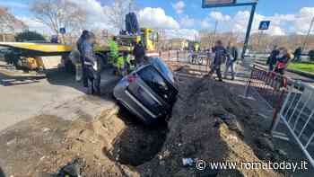Alla guida di una Smart finisce nella buca del cantiere