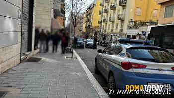 Trovata morta nell'androne di un palazzo, indaga la polizia