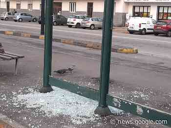ORBASSANO - Sfondano la vetrata del capolinea del 5: vandali in ... - TorinoSud