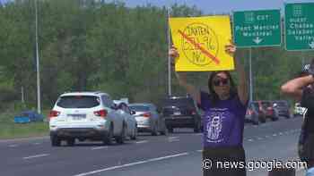 Kahnawake youth stop traffic on Honoré Mercier Bridge to protest ... - CBC.ca