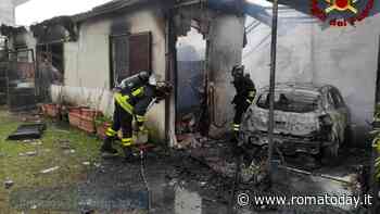 Corto circuito incendia pergolato di una villa: distrutta un'auto