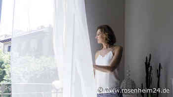 Vergilbte Gardinen waschen: Mit Backpulver strahlen sie wieder wunderbar weiß