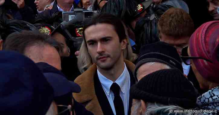 Funerali di Gina Lollobrigida, urla contro l’ex marito Javier Rigau fuori dalla chiesa: “Vergogna”