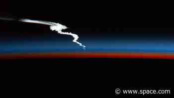 SpaceX Falcon Heavy launch spotted from space station (photo)