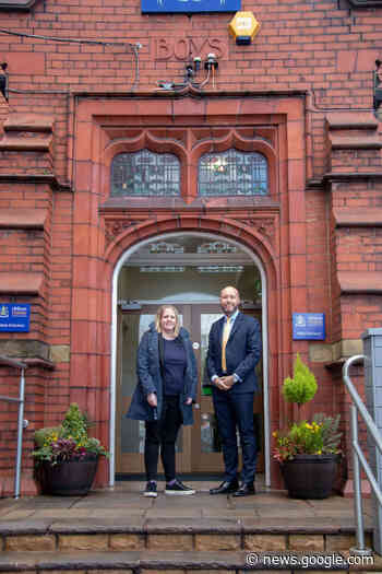 Council leader visits Oldham Hulme Grammar School - Quest Media Network