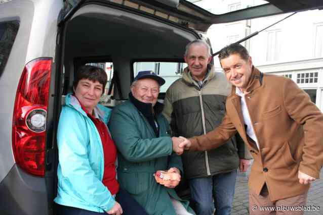 Hij stond bijna 75 jaar op de markt met zijn eierkraam, nu is boer Gérard (96) overleden: “Ik kon mijn klanten niet missen”