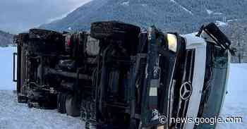 Camion dell'immondizia si rovescia a Sesto, un ferito - Alto Adige