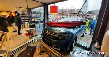 Unfall in Hamminkeln: Auto im Fenster der Bäckerei Winkelmann - Rheinische Post