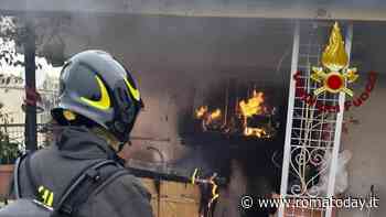 Incendio a Torpignattara, fiamme all'ultimo piano di un palazzo