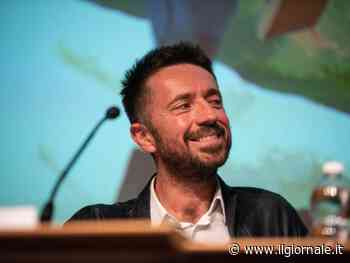 "Nelle scuole non vado, non pagano". Bufera sul post di Scanzi