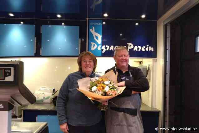 Na 35 jaar nemen Nicole en Dirk afscheid als marktkramers, ook viswinkel sluit: “Twaalf uur per dag werken: we handen onze handen vol”