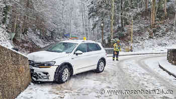 Glätte-Unfall in Berchtesgaden: VW Tiguan kracht gegen Steinmauer