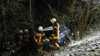 BMW schleudert aus Kurve und prallt gegen Baum