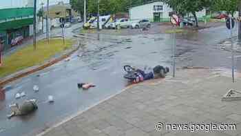 Assista momento que motociclista atropela idosa em Cascavel - Catve