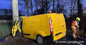 Automobilist gewond door botsing tegen betonblok en boom in Sint ... - BD.nl