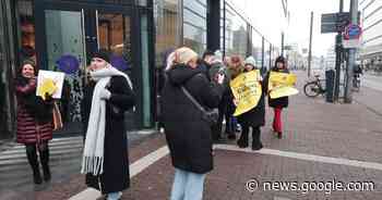 Personeel Bijenkorf zaterdag op Jaarbeursplein massaal in actie ... - De Gelderlander