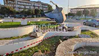 (FOTO) Crotone - Auto finisce a ridosso della Barca di Piazza Caputi ... - CrotoneOK.it