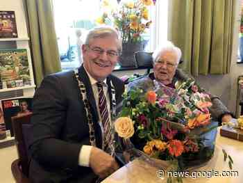 Mevrouw Leeuwenburgh-Goudswaard uit Numansdorp blaast ... - Hoeksche Waard Nieuws