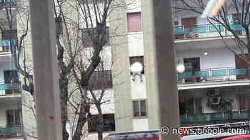 Paura a Caserta: si affaccia alla finestra e minaccia di buttarsi | FOTO - CasertaNews