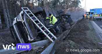 Vrachtwagen gekanteld in gracht naast E313 in Grobbendonk ... - VRT.be