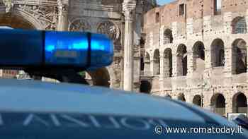 Turista colpito con un pugno e rapinato da un venditore abusivo al Colosseo