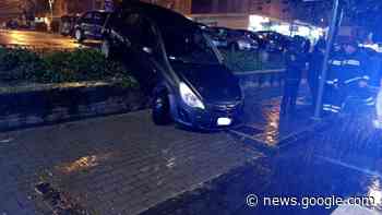 Incidente ad Aversa, l'auto finisce sul marciapiede - L'Occhio di Caserta