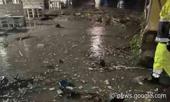 Maltempo nel Salernitano: violenta mareggiata a Vietri, crolli a Pagani - ROMA on line