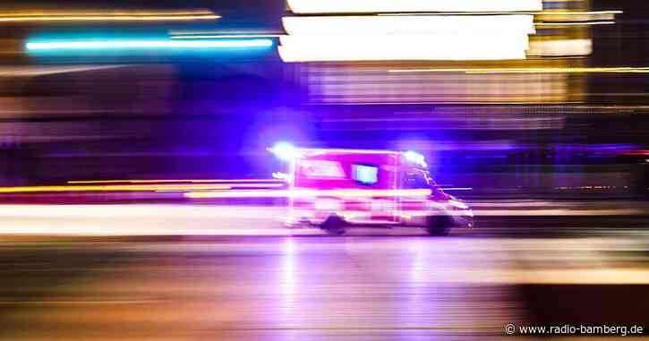 Frau zwischen Transporter und Geländer eingeklemmt