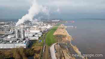 LNG-Terminal in Stade: Minister lösen ersten Rammschlag aus - NDR.de