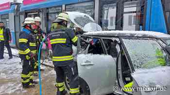 Trotz Vollbremsung: Tram kracht in Auto - Fahrer in Klinik transportiert