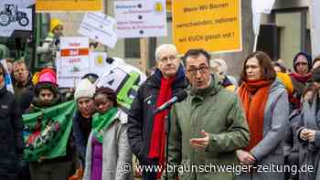 Mit Treckern für Tierschutz - Appell für Kampf gegen Hunger