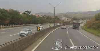 Queda de árvore bloqueia parcialmente rodovia Fernão Dias em ... - Mobilidade Sampa