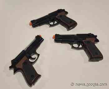 Meerdere agenten halen drie jongens uit de tram na ... - SCHIE