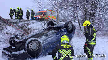 Auto-Überschlag bei Edling: VW landet auf Dach in Graben