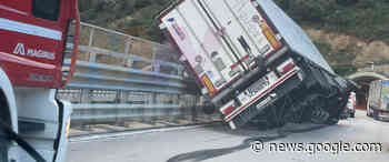 Forte vento lungo l’autostrada Catania-Messina, mezzo pesante finisce contro le barriere - MeridioNews - Edizione Sicilia